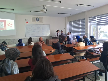 Hemşirelik Fakültesinden İMÖ ve Sınıf Öğretmenliği Öğrencilerine Sunum Yapıldı